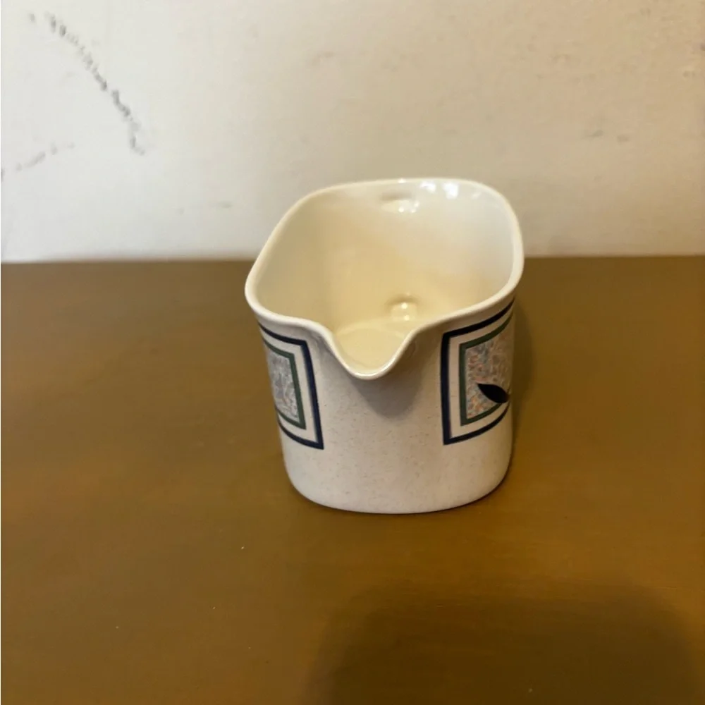 Mikasa Intaglio Speckled Off-White Ceramic Base vintage 90s